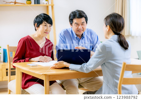 諮詢的高級夫婦 123988792