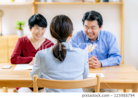 Senior couple who consult Senior couple who consult 123988794