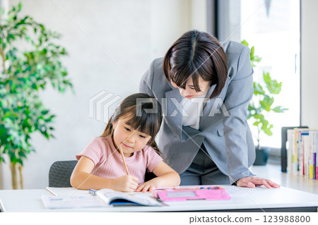 小學女生學習 123988800