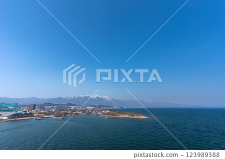 從琵琶湖大橋的人行道上看到的 Katata 和 Mano 123989388