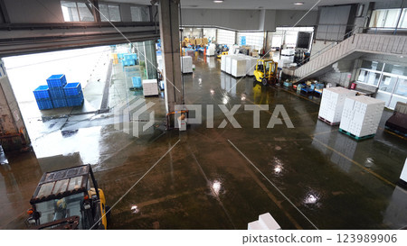 冰見漁港風景 123989906