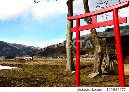 遠野市的原始日本風景，可欣賞綾織附近的神社和鐵路 123989972