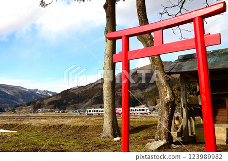 遠野市的原始日本風景,可欣賞綾織附近的神社和鐵路 遠野市的原始日本風景,可欣賞綾織附近的神社和鐵路 123989982