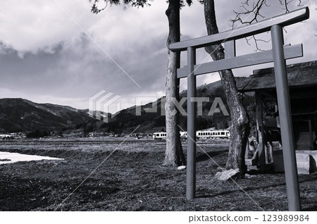 遠野市的原始日本風景,可欣賞綾織附近的神社和鐵路 遠野市的原始日本風景,可欣賞綾織附近的神社和鐵路 123989984