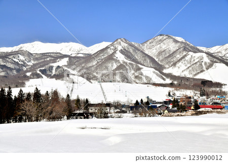白馬栂池山區度假村區景觀（長野縣小谷村）[2025 年 3 月] 123990012