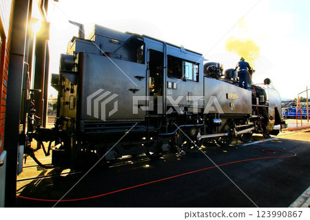 夜空中，正在機車庫進行維護的 C11 型蒸汽機車 123990867