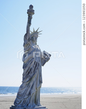 Shizuoka Prefecture, Early Spring Sea and Statue of Liberty, March Shizuoka Prefecture, Early Spring Sea and Statue of Liberty, March 123991050