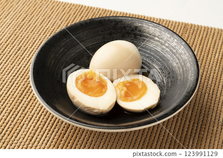 Seasoned eggs, seasoned eggs, soft-boiled seasoned eggs 123991129