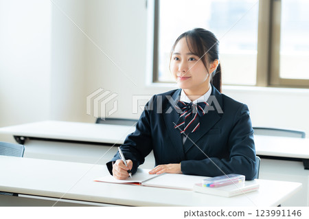 學生在教室裡學習 123991146