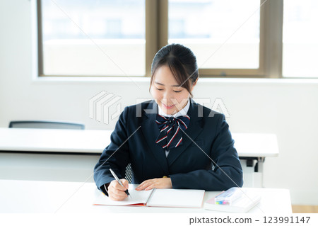 學生在教室裡學習 學生在教室裡學習 123991147