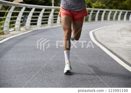 asian woman running outdoors 123991198