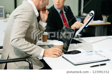 Portrait of success business people working together in modern office. 123991332