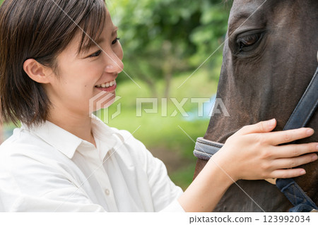馬 馬兒 女生 123992034