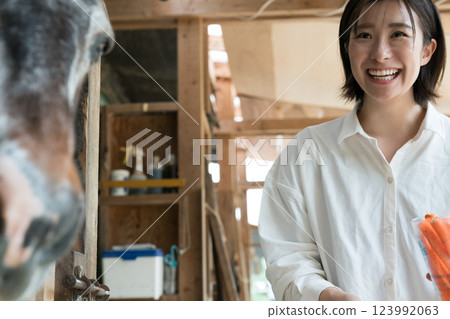 馬 馬兒 女生 123992063