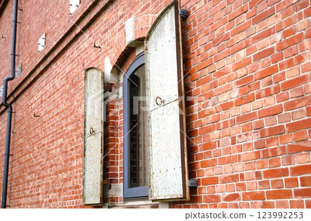 磚牆和窗口 123992253