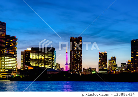 東京鐵塔和夜晚的建築物 123992434
