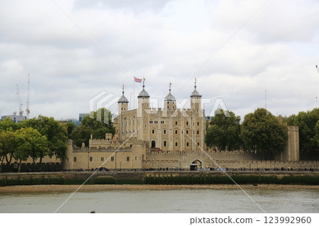 Tower of London and the River Thames 123992960