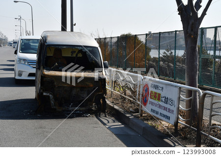 廢棄汽車著火_03 廢棄汽車著火_03 123993008