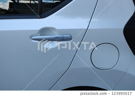 汽車後門和汽油加註口 汽車後門和汽油加註口 123993017