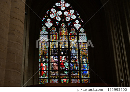 聖米歇爾大教堂陽光照射的彩色玻璃窗 聖米歇爾大教堂陽光照射的彩色玻璃窗 123993300