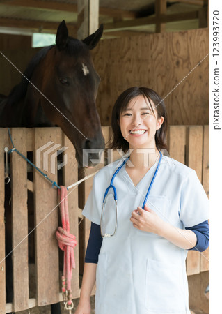 veterinarian, horse, female 123993720