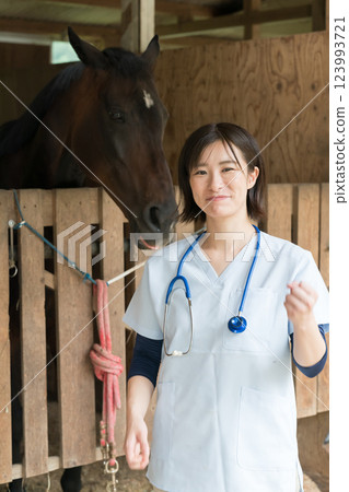 veterinarian, horse, female 123993721