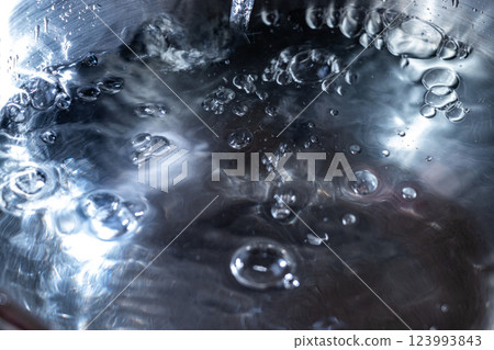 水落下，水面泛起泡沫 123993843