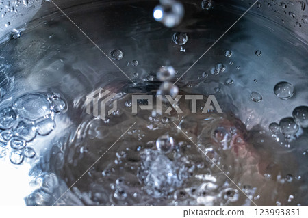 水落下，水面泛起泡沫 123993851