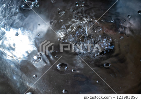 水落下，水面泛起泡沫 123993856