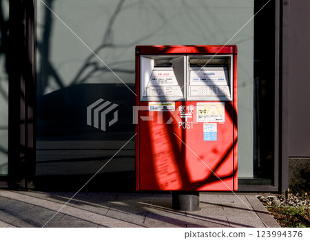 城市某辦公大樓前安裝的郵箱 123994376