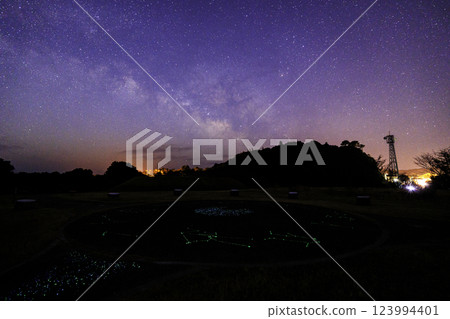 《高知縣觀星廣場》 從觀星廣場上可以看到地面上的星星、銀河和星空 123994401