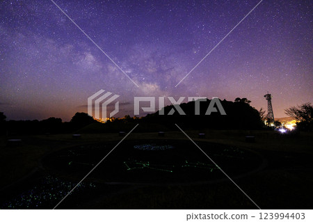 《高知縣觀星廣場》 從觀星廣場上可以看到地面上的星星、銀河和星空 《高知縣觀星廣場》 從觀星廣場上可以看到地面上的星星、銀河和星空 123994403