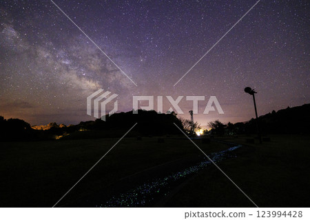 《高知縣觀星廣場》 從觀星廣場上可以看到地面上的星星、銀河和星空 123994428