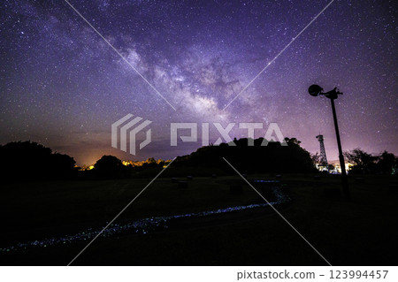 《高知縣觀星廣場》 從觀星廣場上可以看到地面上的星星、銀河和星空 123994457