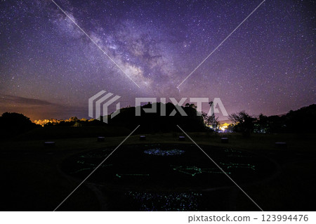 《高知縣觀星廣場》 從觀星廣場上可以看到地面上的星星、銀河和星空 123994476