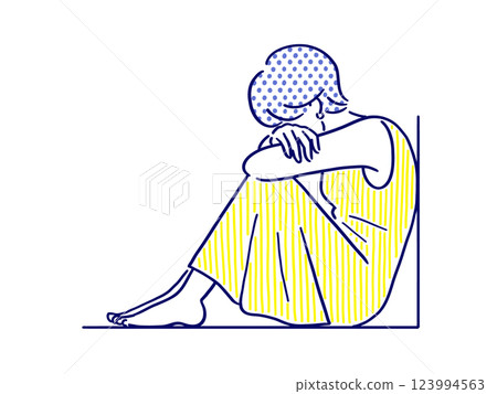 一名憂鬱的婦女雙膝蹲下 123994563