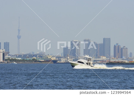 Trolling on a recreational fishing boat in Tokyo Bay 123994564