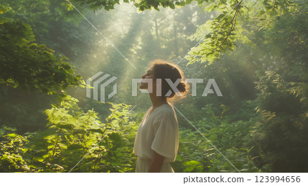 女人在森林裡沐浴 女人在森林裡沐浴 123994656