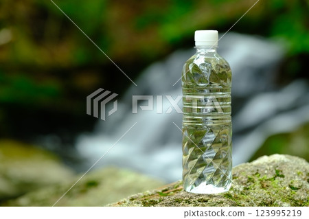 瀑布背景和礦泉水 123995219