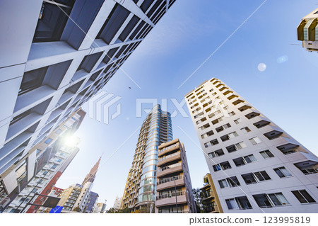 東京市內矗立著巨大的建築物 123995819