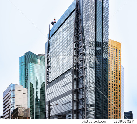 東京市內矗立著巨大的建築物 123995827