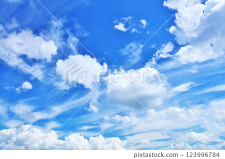 夏天藍天和雲彩 夏天藍天和雲彩 123996784