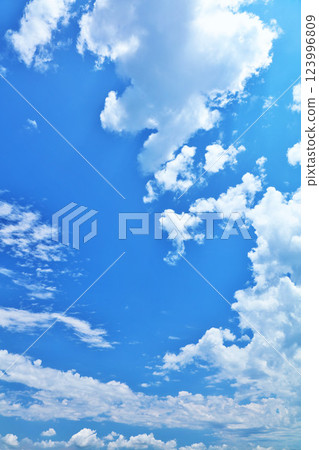 夏天藍天和雲彩 123996809
