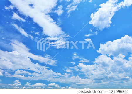 夏天藍天和雲彩 123996811