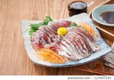 新鮮竹莢魚生魚片盛放在盤子裡 123997342