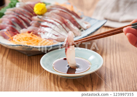 新鮮竹莢魚生魚片盛放在盤子裡 123997355