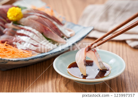 新鮮竹莢魚生魚片盛放在盤子裡 123997357
