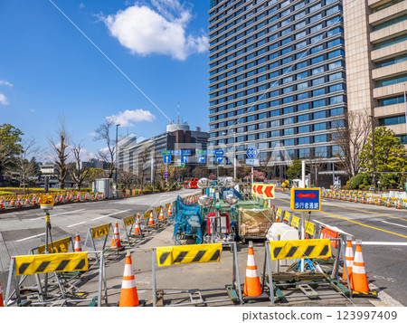 東京城市景觀：市中心的道路施工現場 123997409