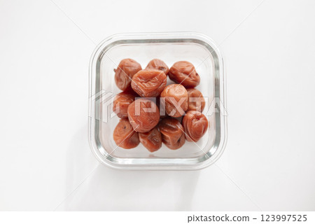 梅干,日本傳統食材 梅干,日本傳統食材 123997525