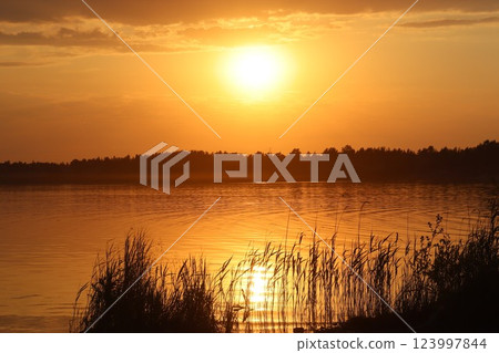 Sunset over the sea, the sun sets over the horizon 123997844